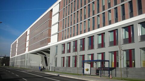 Gebäudeansicht des Justizzentrums Wiesbaden.