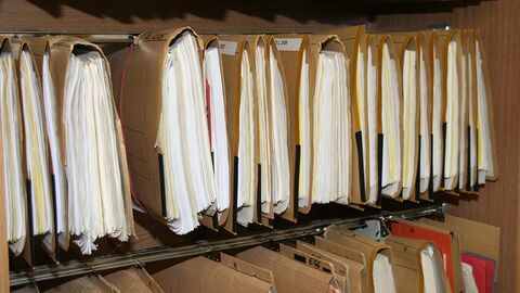 Mehrere Hängeordner im Regal.